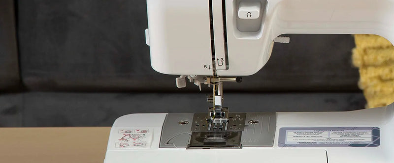 close-up-needle-and-presser-foot-aligned-above-needle-plate-on-brother-pacesetter-ps200t-sewing-machine